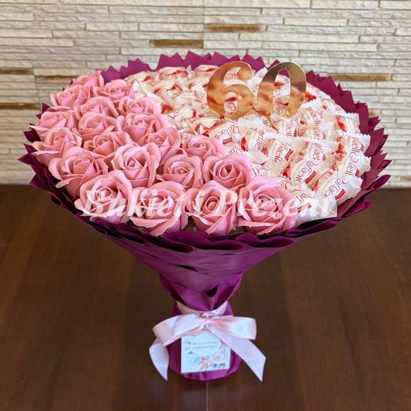 Prezent na 60 40 Urodziny lub Rocznicę Ślubu, Imeniny, Ślub, Wesele. Słodki bukiet ze słodyczy Raffaello (40 szt) i r&oacute;ż mydlanych (20 szt) bgs030 R&oacute;ża Puder-Dark Pink sliwka F33 zdjęcie
