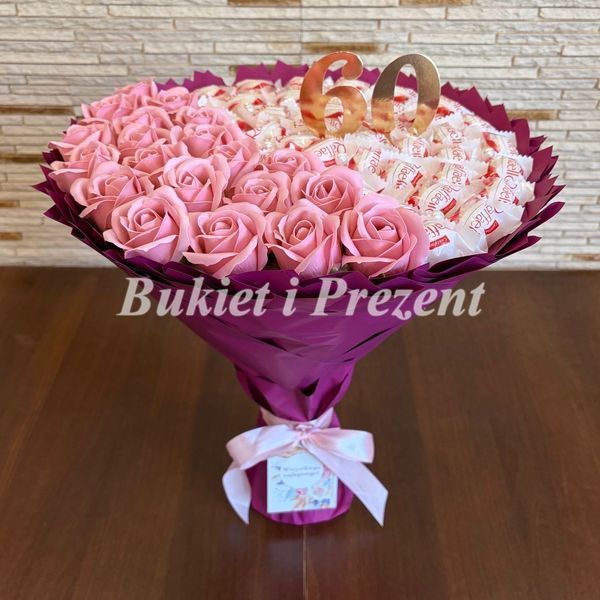 Prezent na 60 40 Urodziny lub Rocznicę Ślubu, Imeniny, Ślub, Wesele. Słodki bukiet ze słodyczy Raffaello (40 szt) i r&oacute;ż mydlanych (20 szt) bgs030 R&oacute;ża Puder-Dark Pink sliwka F33 zdjęcie