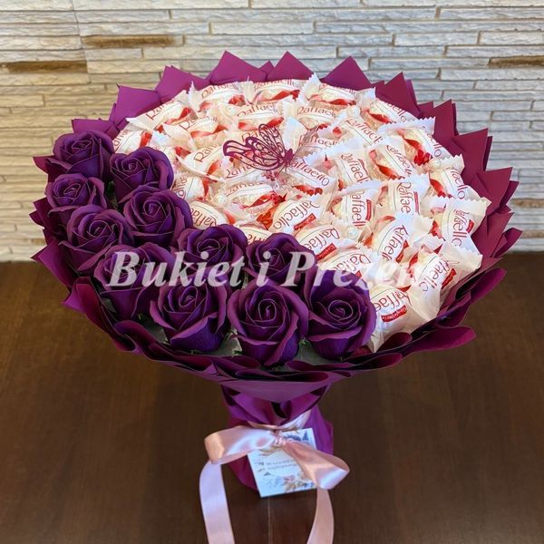Słodki jadalny bukiet śliwka z cukierkami Raffaello i 11 mydlanych r&oacute;ż (średnica 30 cm) bgs012 R&oacute;ża Ciemno Fioletowa sliwka F29 zdjęcie