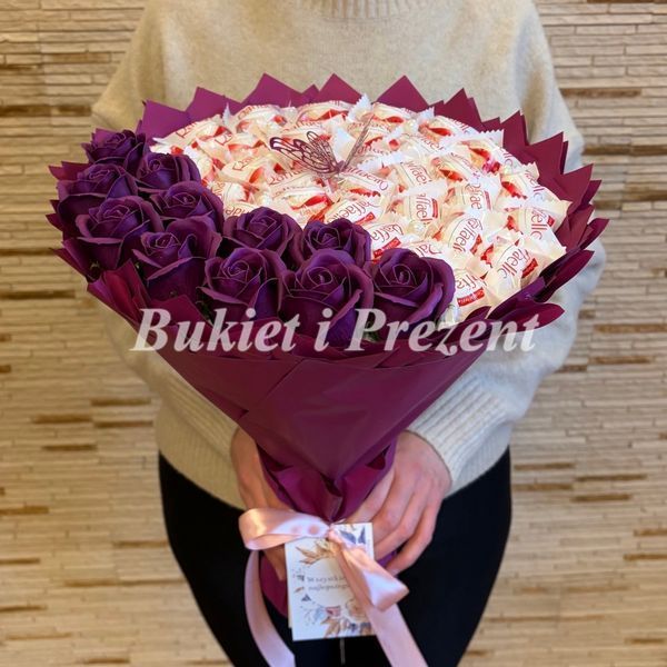 Słodki jadalny bukiet śliwka z cukierkami Raffaello i 11 mydlanych r&oacute;ż (średnica 30 cm) bgs012 R&oacute;ża Ciemno Fioletowa sliwka F29 zdjęcie