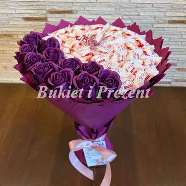 Słodki jadalny bukiet śliwka z cukierkami Raffaello i 11 mydlanych r&oacute;ż (średnica 30 cm) bgs012 R&oacute;ża Ciemno Fioletowa sliwka F29 zdjęcie