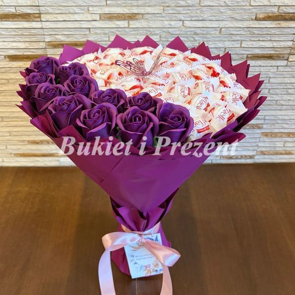 Słodki jadalny bukiet śliwka z cukierkami Raffaello i 11 mydlanych r&oacute;ż (średnica 30 cm) bgs012 R&oacute;ża Ciemno Fioletowa sliwka F29 zdjęcie
