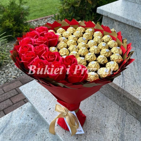 Zestaw prezentowy ze słodyczy Ferrero Rocher 40 szt i mydlane wieczne r&oacute;że 13 szt, czerwono-złoty bgs024 czerwony i złoty zdjęcie