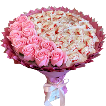 Słodki jadalny bukiet r&oacute;żowy z cukierkami Raffaello i 11 mydlanych r&oacute;ż (średnica 30 cm) bgs012 ciemny r&oacute;ż 65 2 zdjęcie