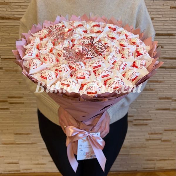 Słodki jadalny bukiet kolory r&oacute;żowy puder z cukierkami Raffaello. Prezent Komunia (średnica 30 cm) bgs004 zdjęcie