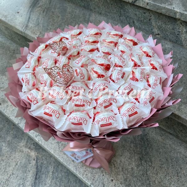 Słodki jadalny bukiet kolory r&oacute;żowy puder z cukierkami Raffaello. Prezent Komunia (średnica 30 cm) bgs004 zdjęcie