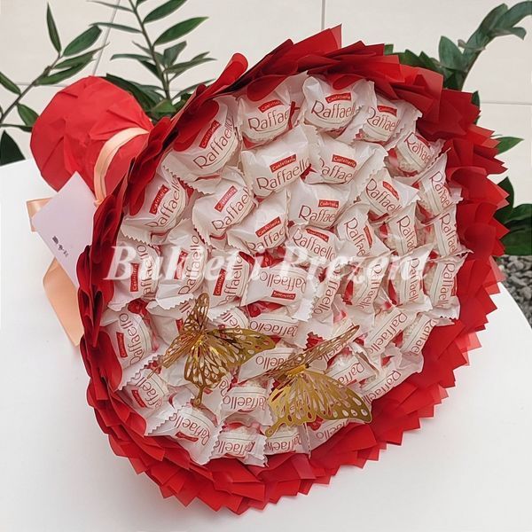 Słodki jadalny bukiet czerwony z cukierkami Raffaello. Prezent Komunia (średnica 30 cm) bgs004 czerwony zdjęcie