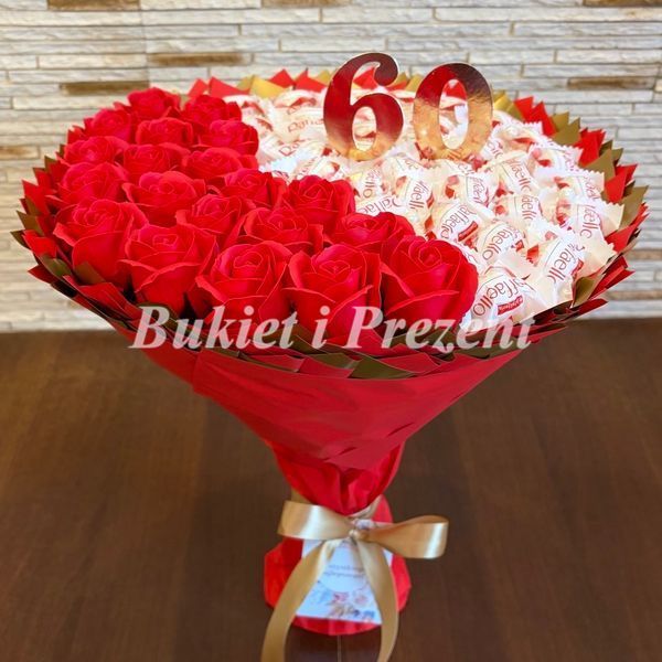 Подарунок на 60 років солодкий букет з цукерок Raffaello (40 цукерок) та мильних троянд (20шт)) bgs030 czerwony F33 фото