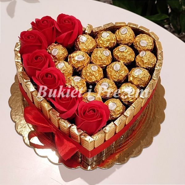Zestaw prezentowy ze słodyczy Ferrero Rocher 18 szt i Merci 35 szt i mydlane wieczne r&oacute;że 7 szt ss004 zdjęcie