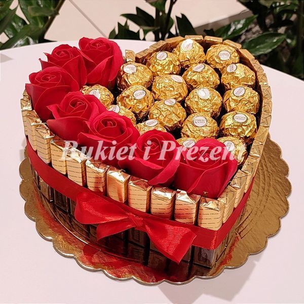Zestaw prezentowy ze słodyczy Ferrero Rocher 18 szt i Merci 35 szt i mydlane wieczne r&oacute;że 7 szt ss004 zdjęcie