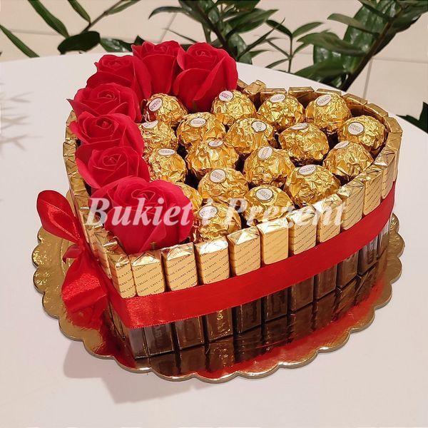 Zestaw prezentowy ze słodyczy Ferrero Rocher 18 szt i Merci 35 szt i mydlane wieczne r&oacute;że 7 szt ss004 zdjęcie